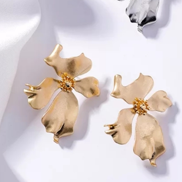 ♡Amelie♡ Gold Flower Earrings - Picture 2 of 4